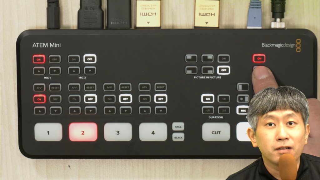 ATEM Mini のクロマキーボタンをONにした状態。右上のキーボタンが赤く点灯し、クロマキー合成が有効になっている