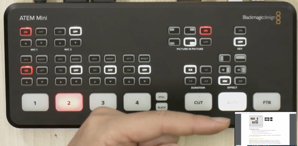 ATEM MiniのハードウェアパネルでPICTURE IN PICTUREの右上ONボタンが点灯し、画面右下にPinP映像が表示されている状態