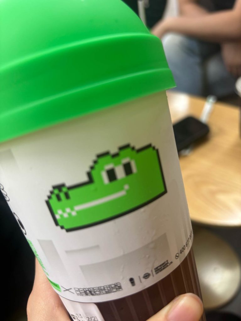 緑色のパッケージに黒いワニのイラストが描かれている。スナック菓子のワニ型のお菓子のパッケージ