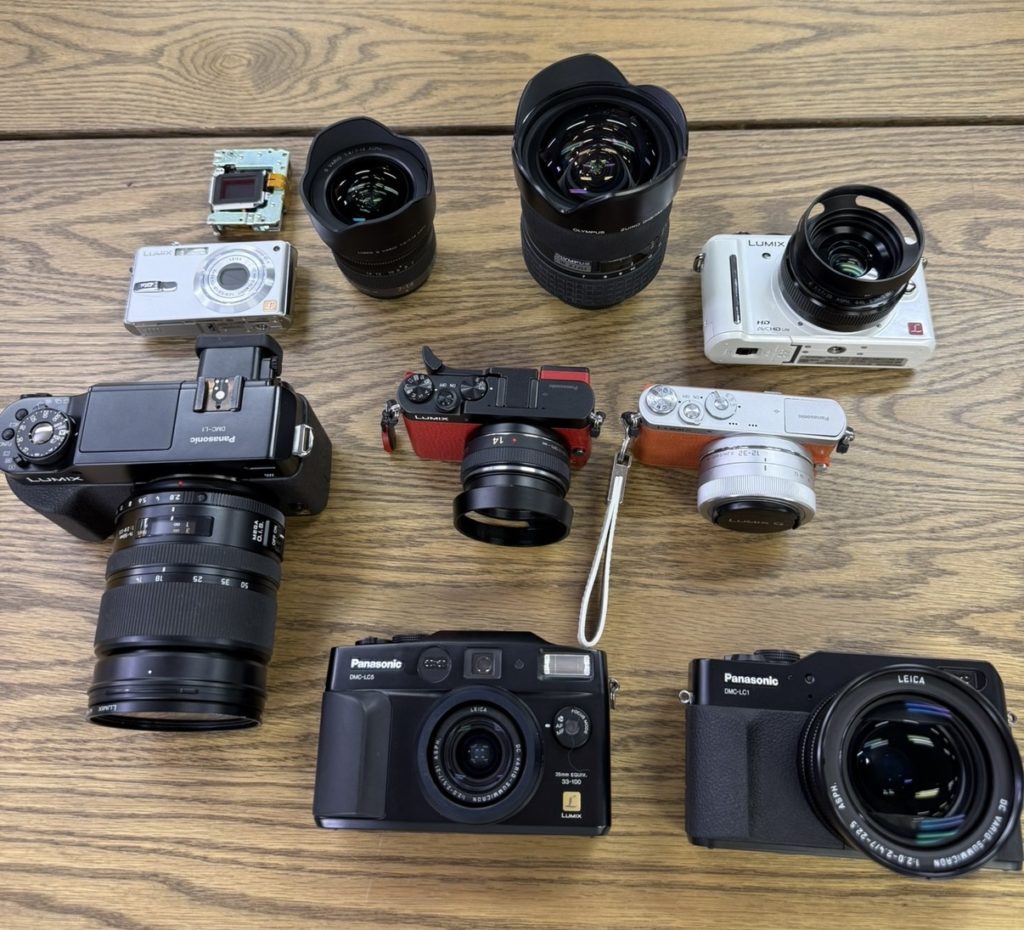 LUMIXのカメラとレンズが複数。