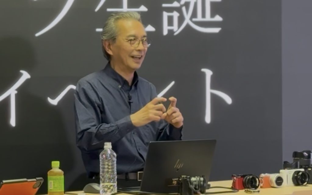 登壇している男性。