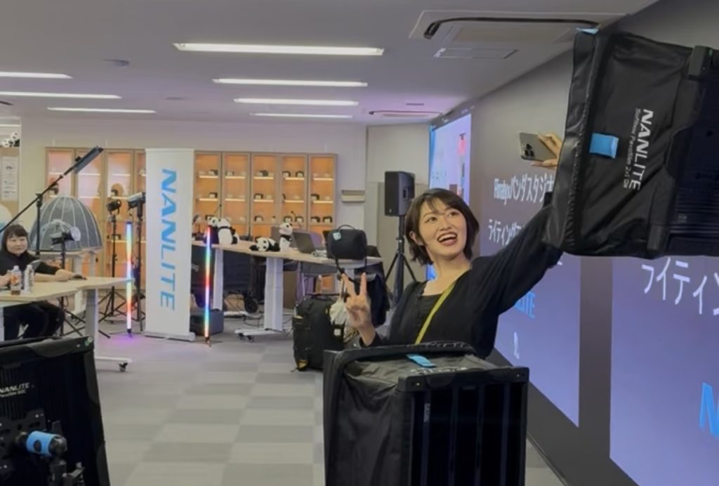 自撮りする女性写真家