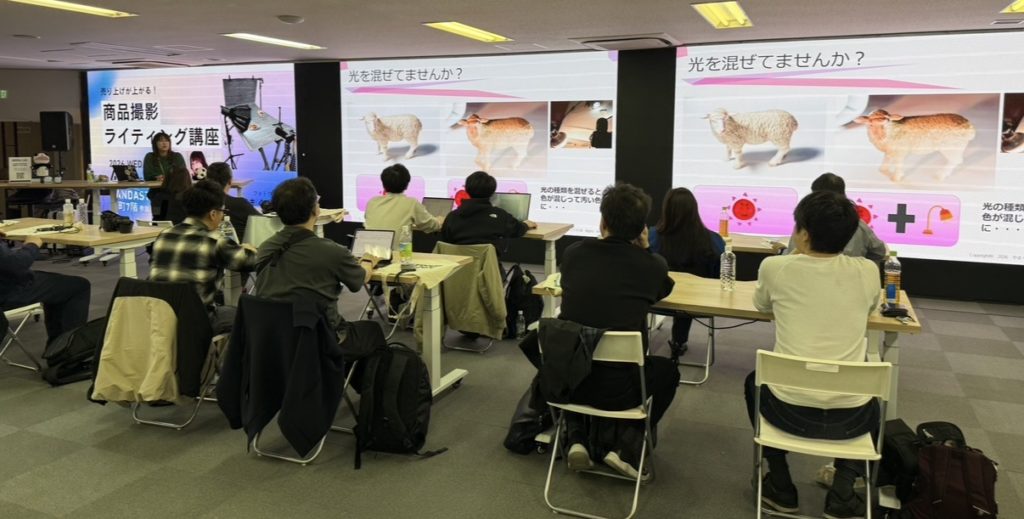 女性写真家の講座を聴講する人達。