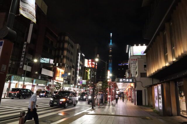 夜の浅草周辺の街並みを広角で撮影した写真。道路や建物、遠くの東京スカイツリーまで広く写っている