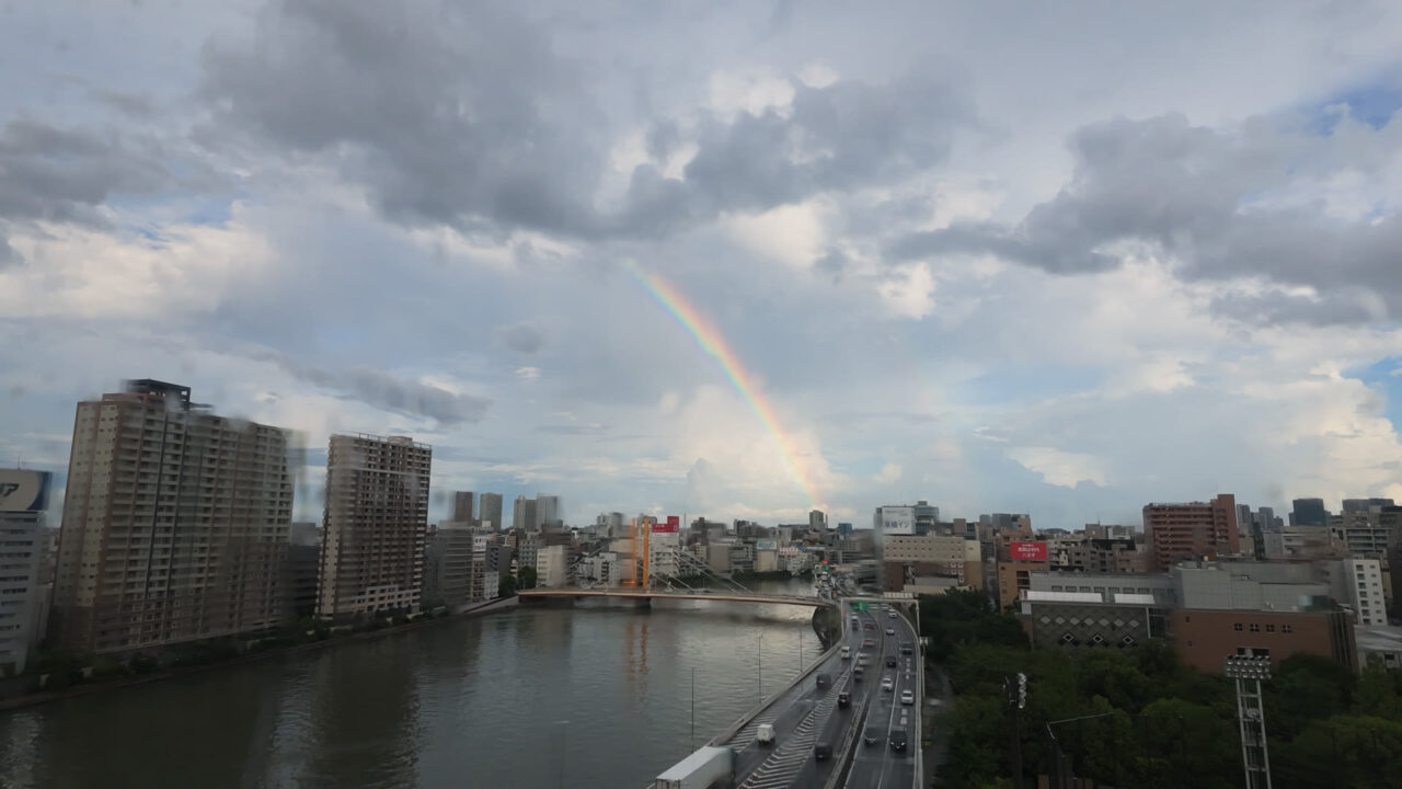 雨上がりの隅田川の上空にかかる虹。主虹の右側にうっすら副虹も見える。Osmo Pocket 4Pのタイムラプスからの切り出し