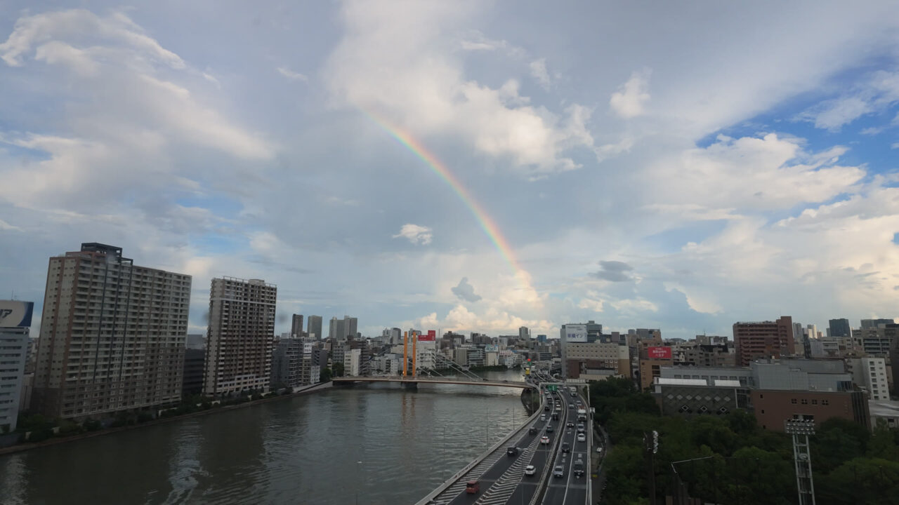 雨雲が抜けて青空と入道雲を背景に虹のアーチがかかる隅田川。Osmo Pocket 4Pタイムラプスの切り出し