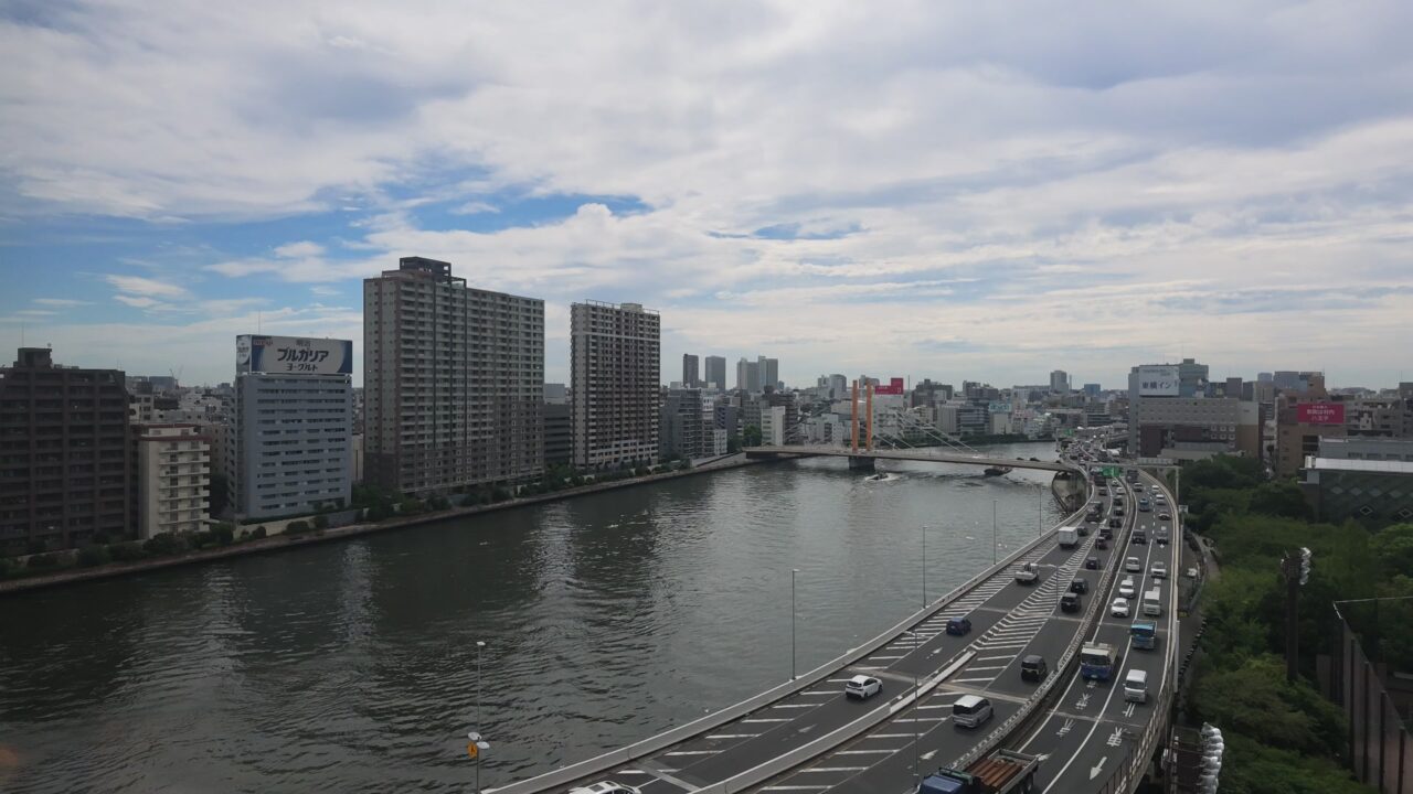 朝の隅田川と橋を見下ろす風景。Osmo Pocket 4Pのモーションラプス開始時のアングル