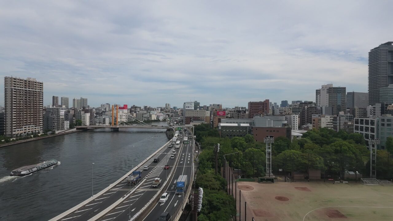 午後の同じ窓からの風景。カメラが右にパンして野球場が画面に入ってきている