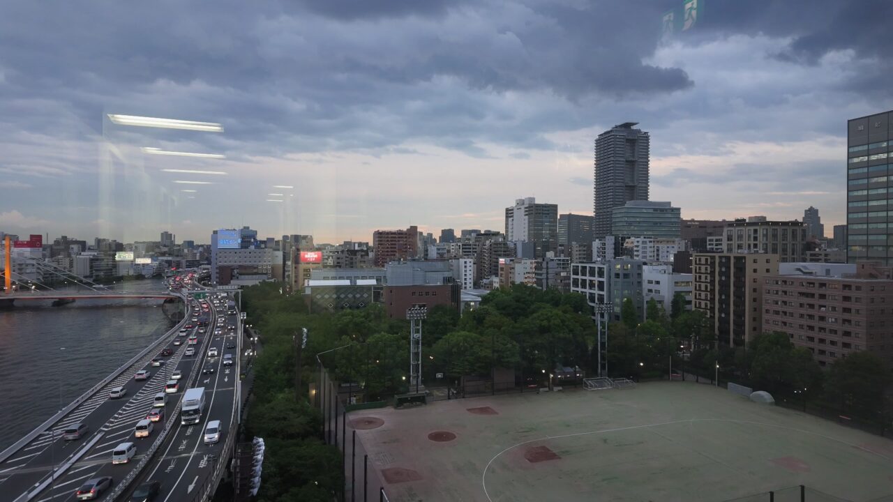 日没後の窓越し撮影で、窓ガラスに室内の照明が映り込んでいる例