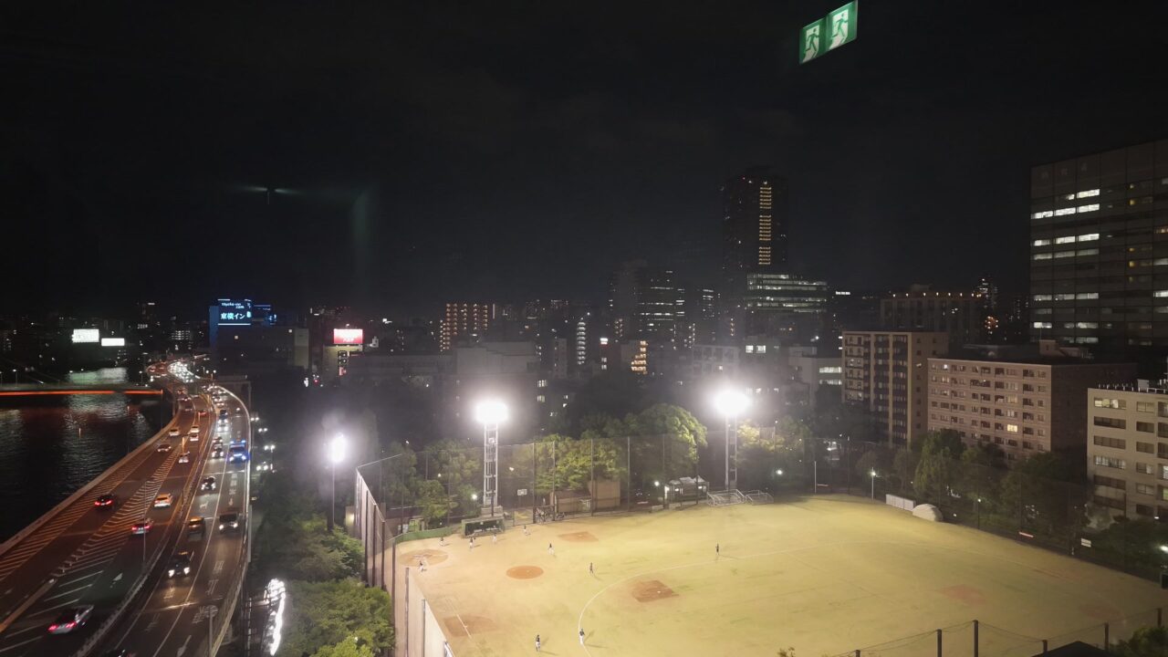 夜の野球場のナイター照明と街明かり。モーションラプス終了直前のカット