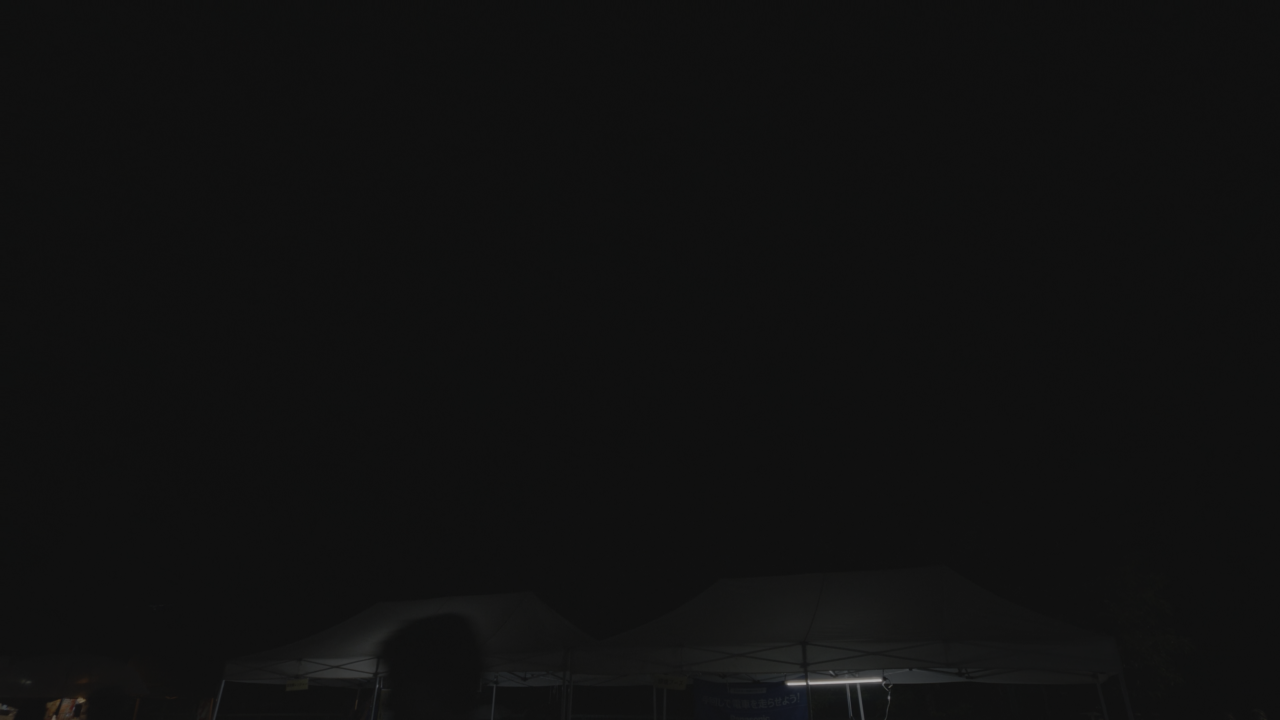 打ち上げ前の夜空。Osmo Pocket 4PのD-Log 2撮って出しで、空がほぼ真っ暗に見える露出