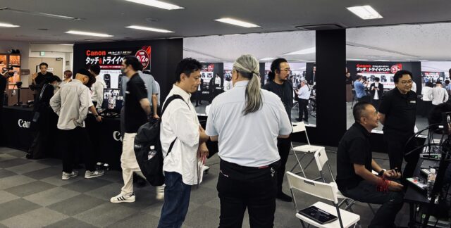 多くの参加者でにぎわっている会場の様子