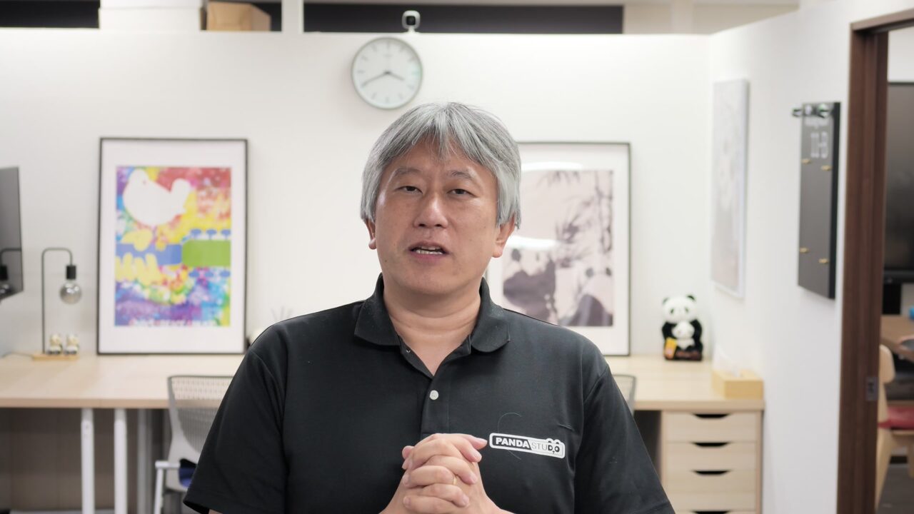 Osmo Pocket 4Pの3倍（望遠60mm F1.8）で撮った自撮り。背景の絵とパンダのぬいぐるみが大きくボケている