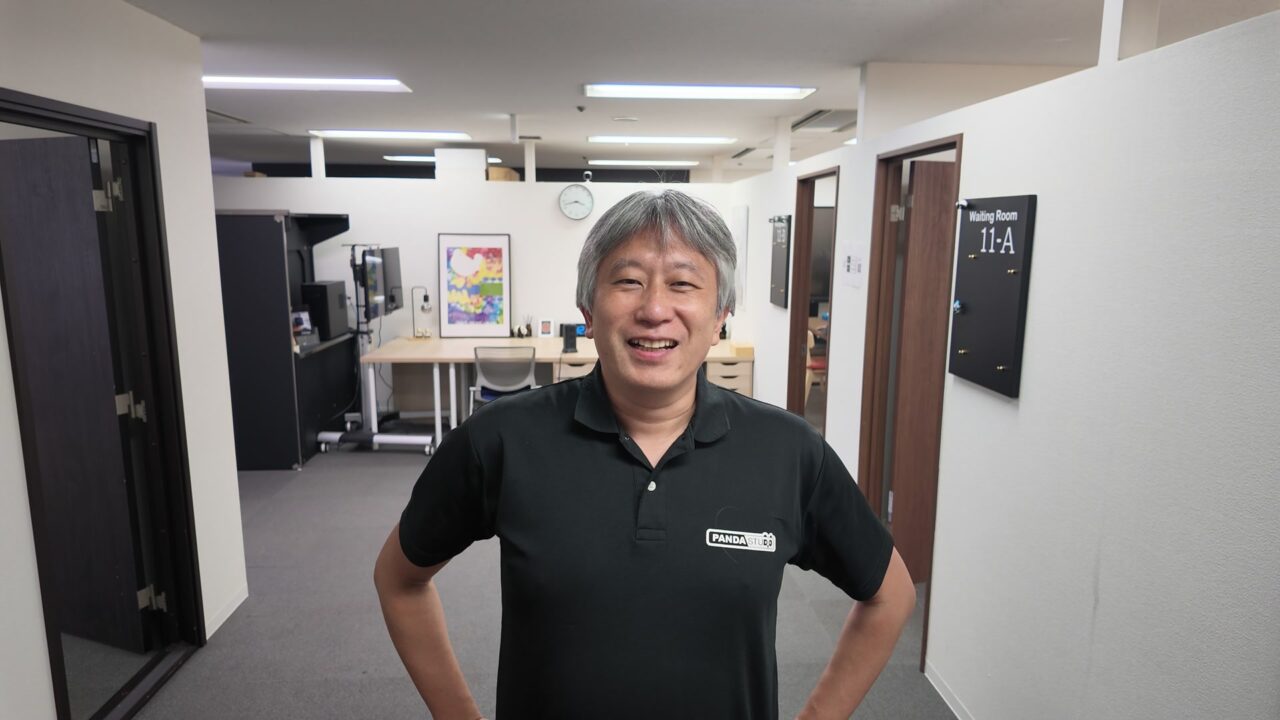 Osmo Pocket 4Pの1倍（広角20mm）で撮った自撮り。事務所の廊下やドアまで背景がくっきり写っている