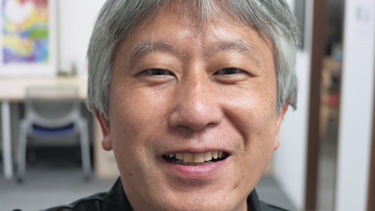 Osmo Pocket 4Pの望遠に寄りすぎて画面のほとんどが顔になっている失敗例。背景は大きくボケている