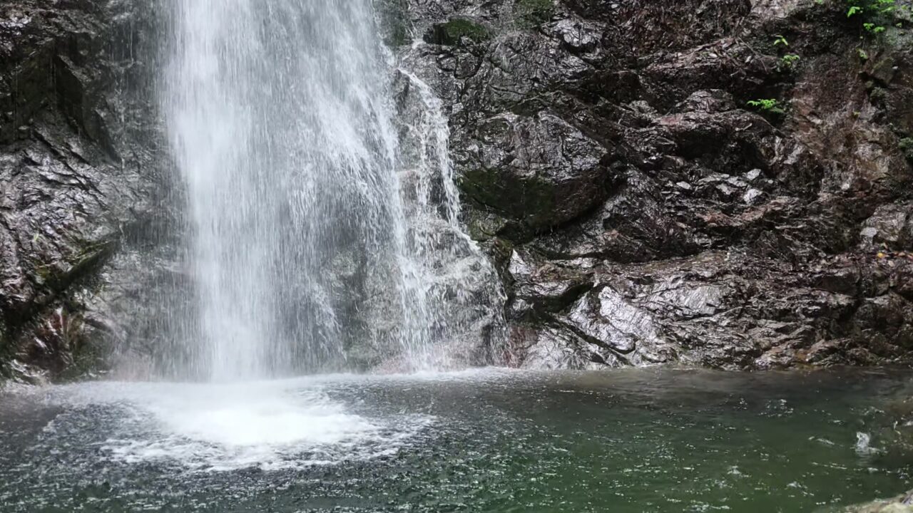 払沢の滝の滝つぼに水が流れ込む様子。4倍スロー映像からの切り出し