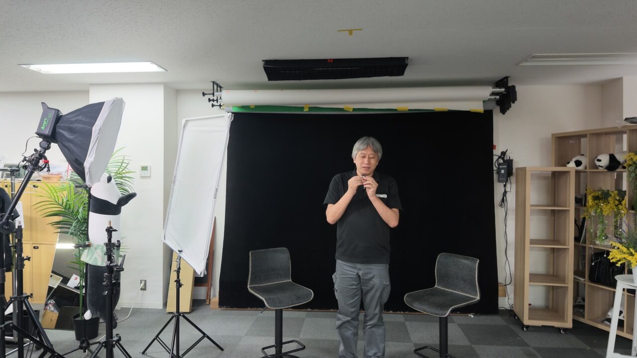 送信機の電源を切って本体マイクに切り替わる実験の場面。手元に送信機を持っている