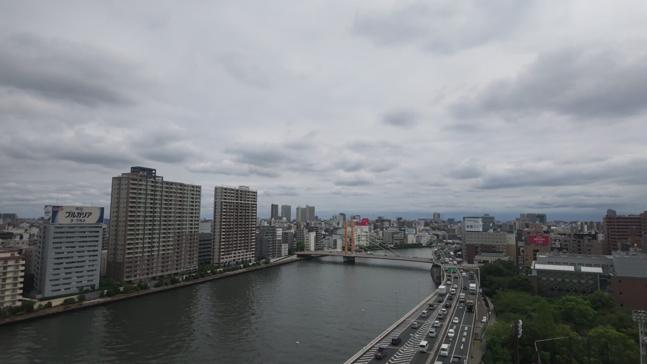 4Kモーションラプス開始時のアングル。曇天の隅田川と橋を見下ろす